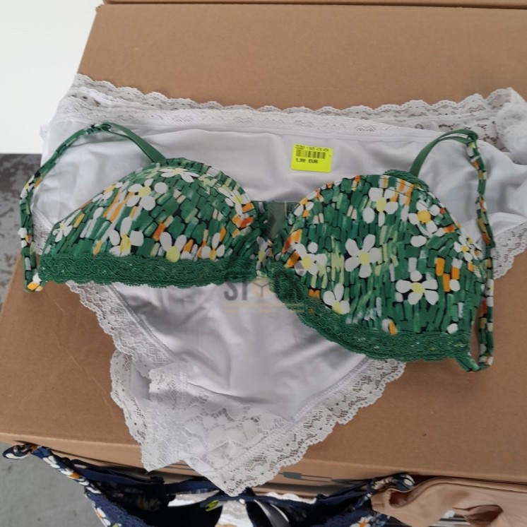 SOUS VETEMENTS FEMME - 220 pièces