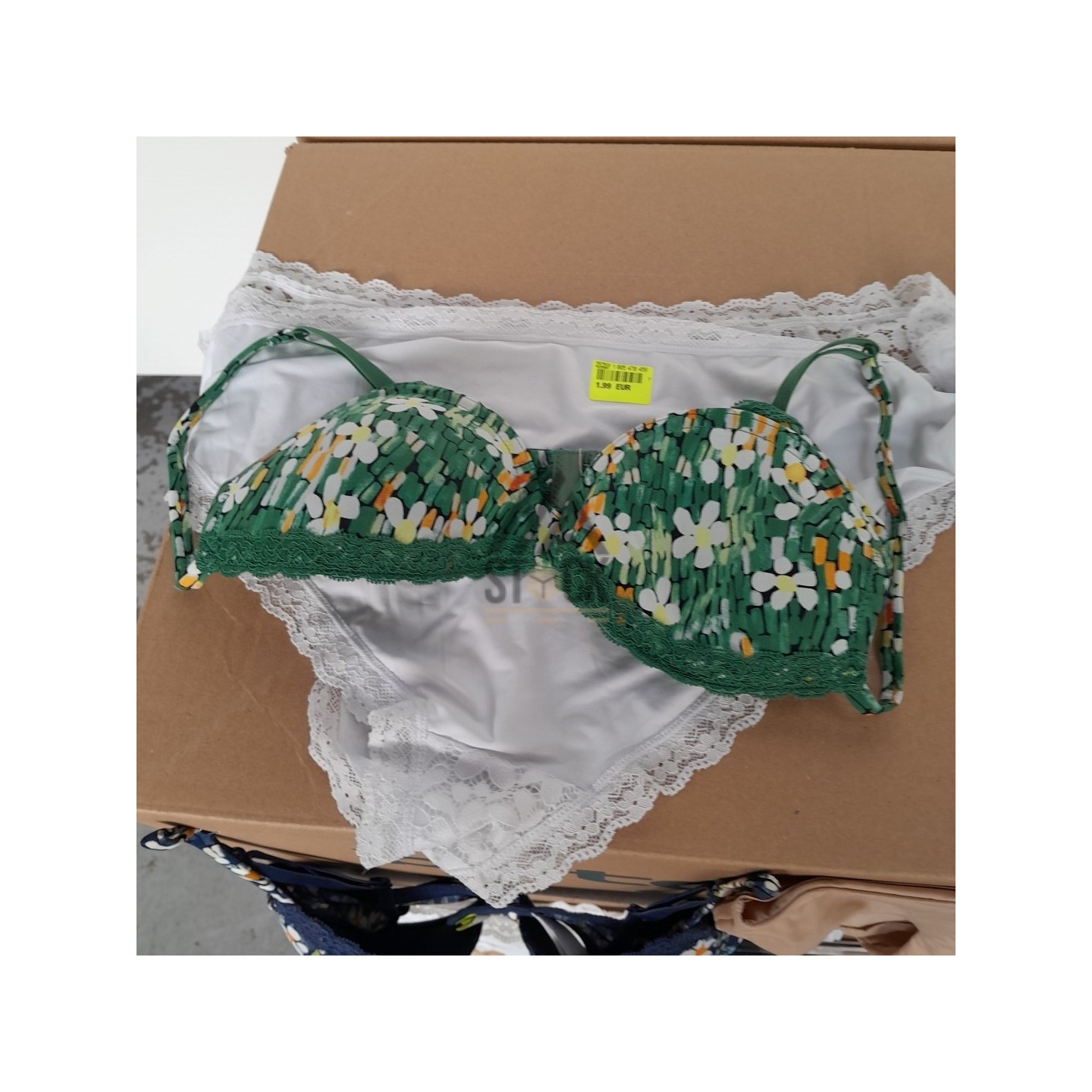 SOUS VETEMENTS FEMME - 220 pièces