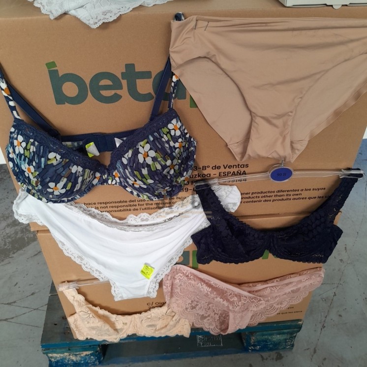 SOUS VETEMENTS FEMME - 220 pièces