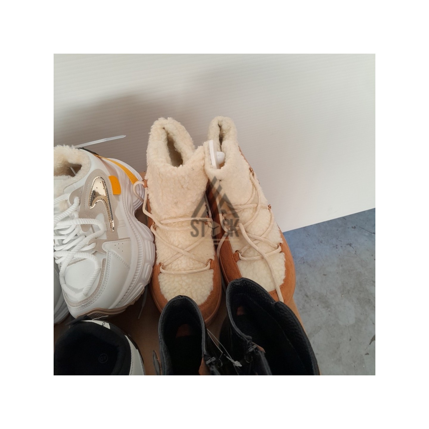 CHAUSSURES -  60 paires