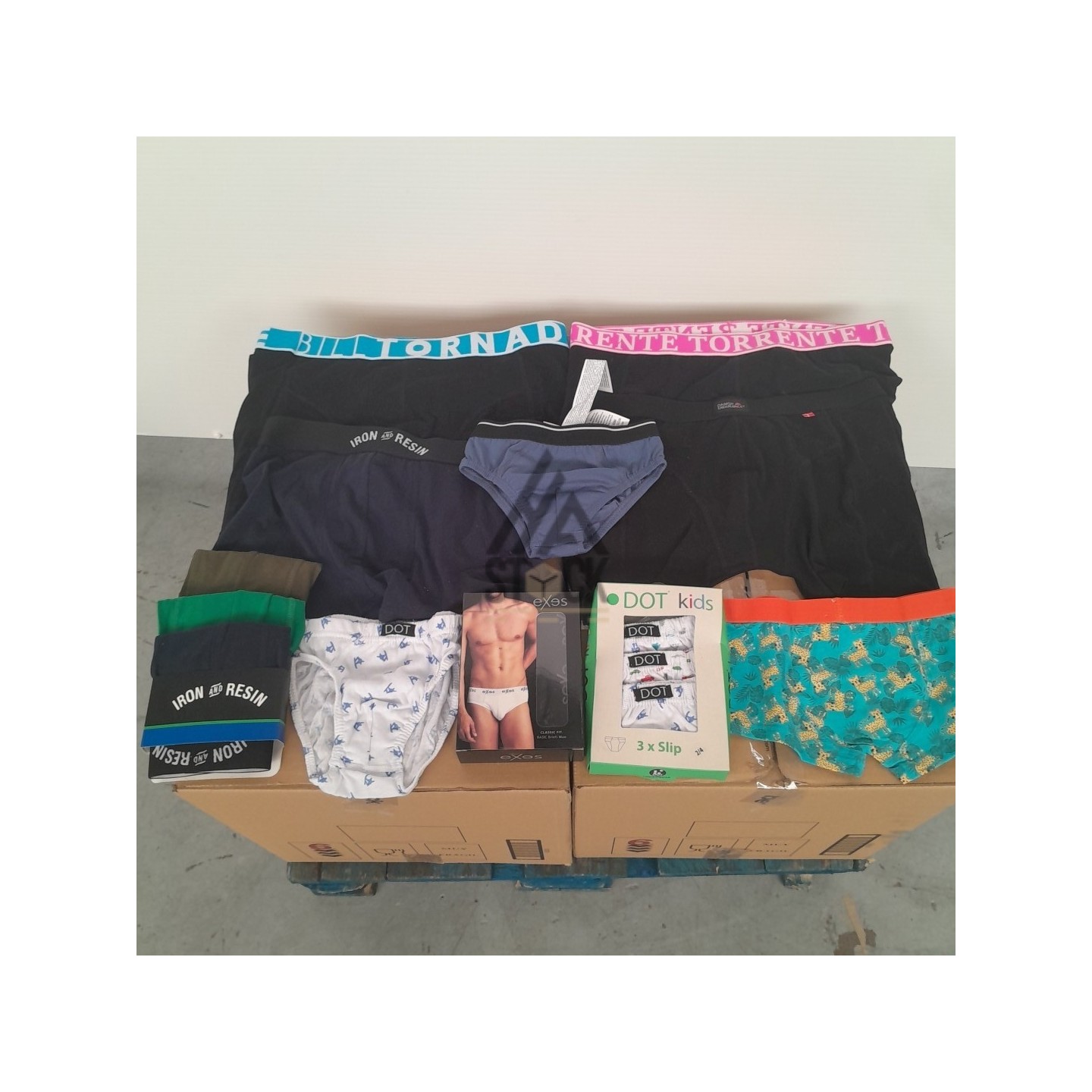 SOUS VETEMENTS HOMME - 150 pièces