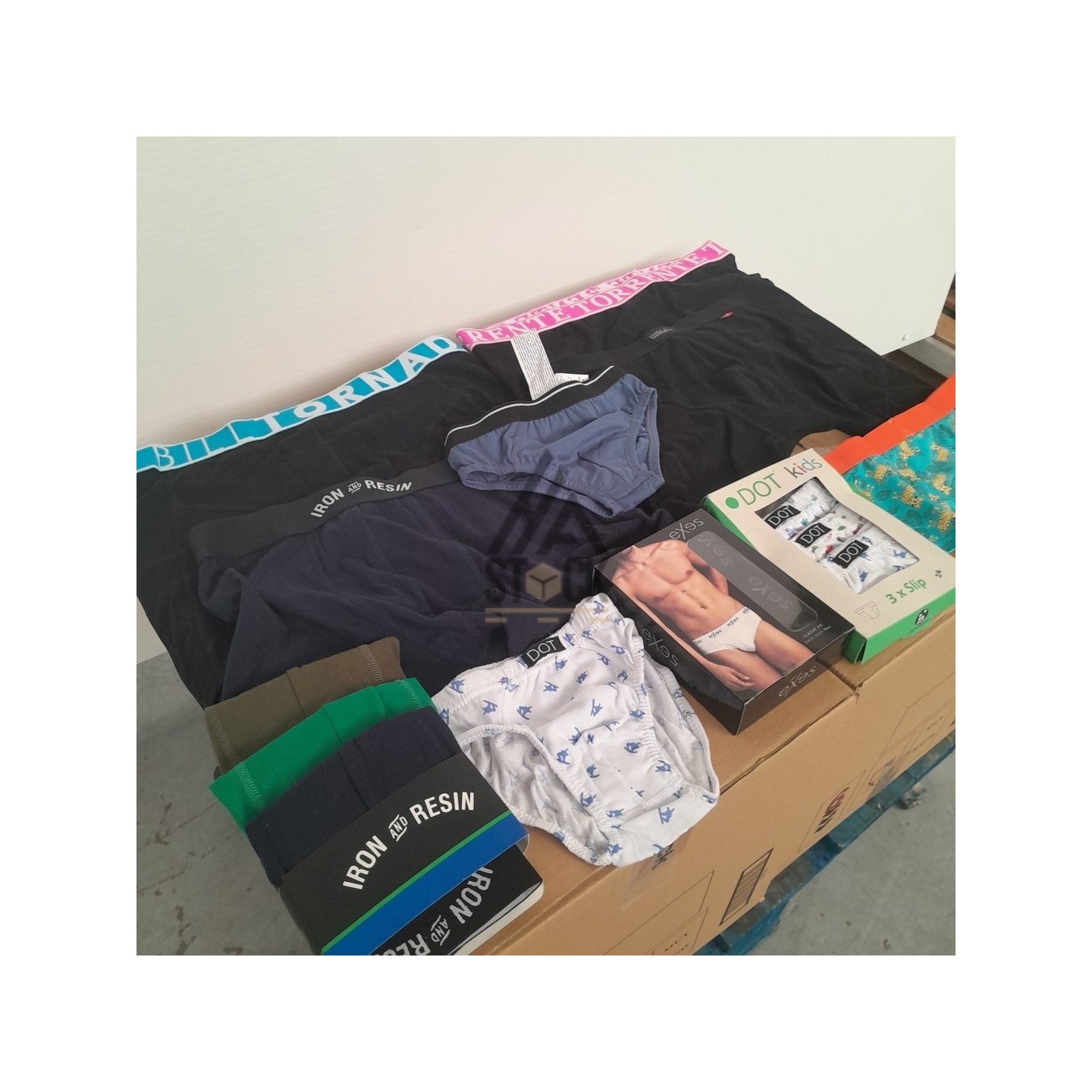 SOUS VETEMENTS HOMME - 150 pièces