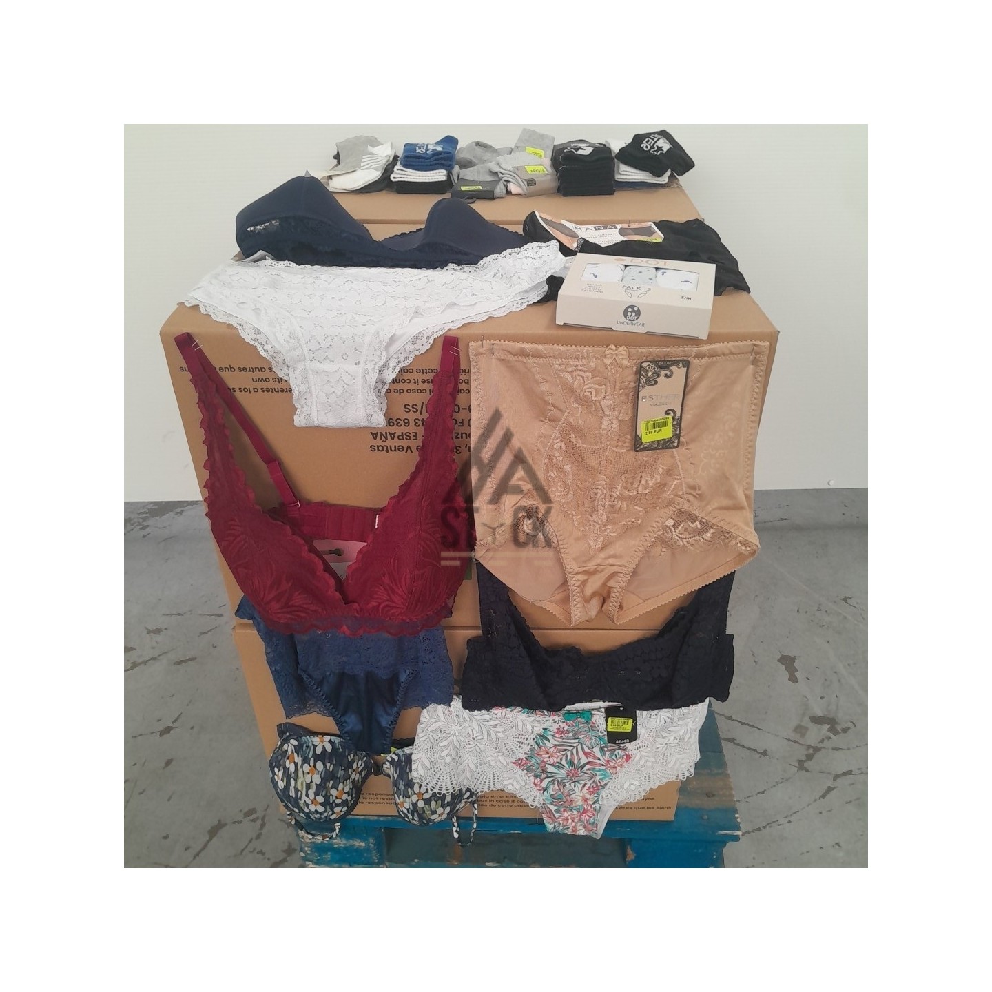 SOUS VETEMENTS FEMME - 220 pièces