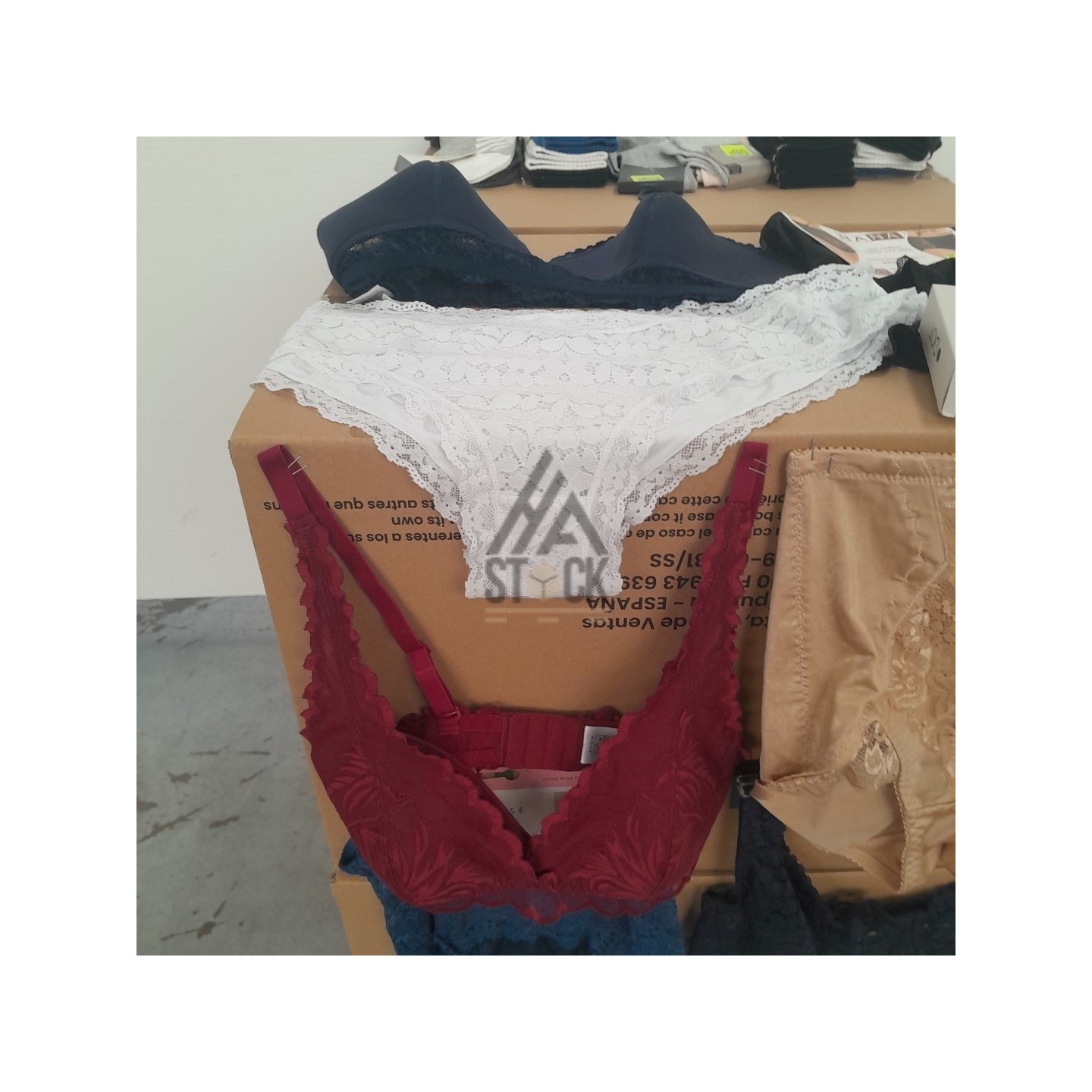 SOUS VETEMENTS FEMME - 220 pièces