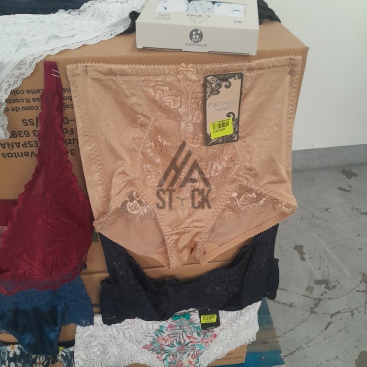 SOUS VETEMENTS FEMME - 220 pièces