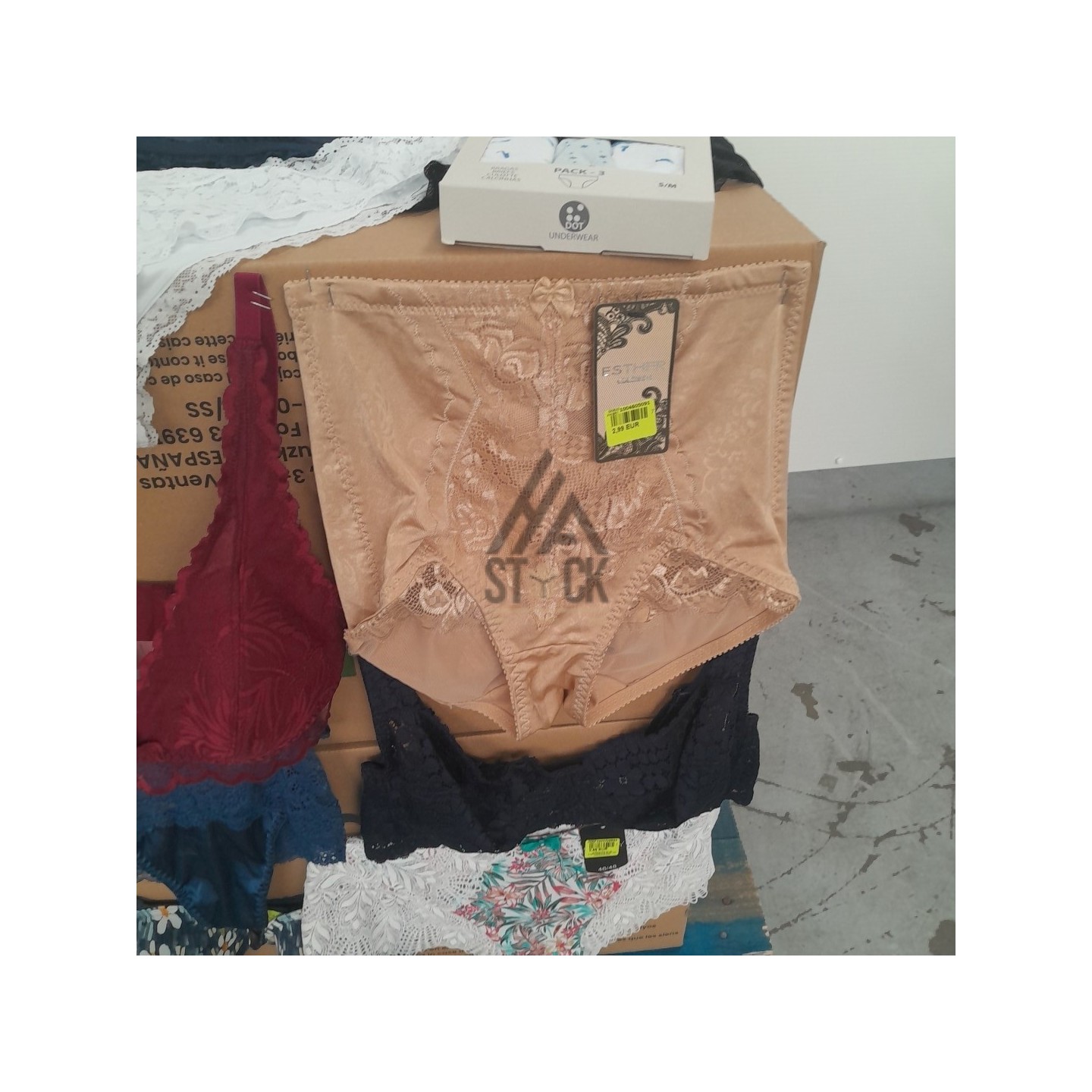 SOUS VETEMENTS FEMME - 220 pièces