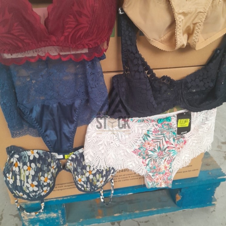 SOUS VETEMENTS FEMME - 220 pièces