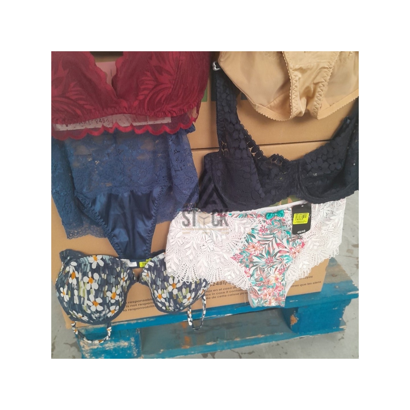 SOUS VETEMENTS FEMME - 220 pièces