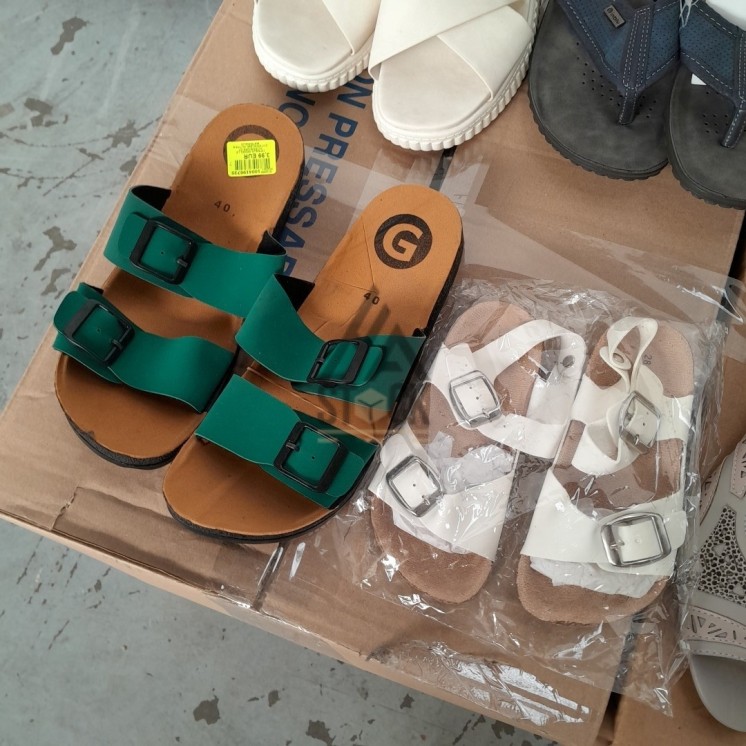 CHAUSSURES  ÉTÉ - 60 paires