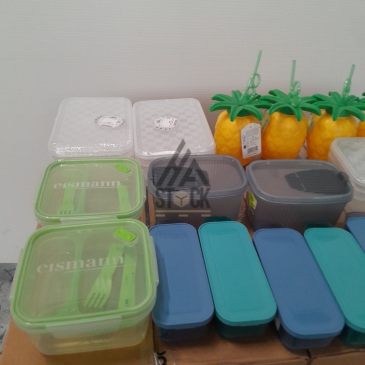 VAISSELLE PLASTIQUE - 200 pièces