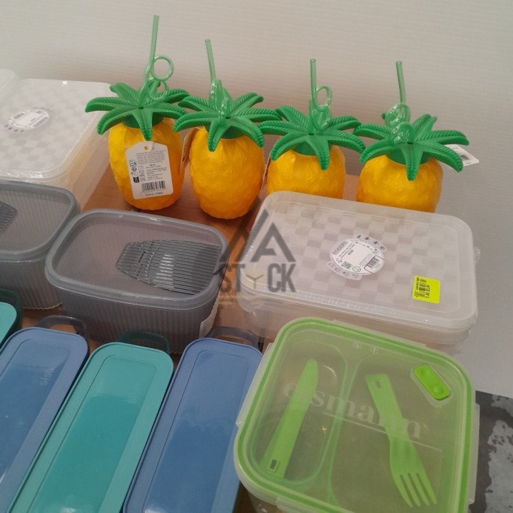 VAISSELLE PLASTIQUE - 200 pièces