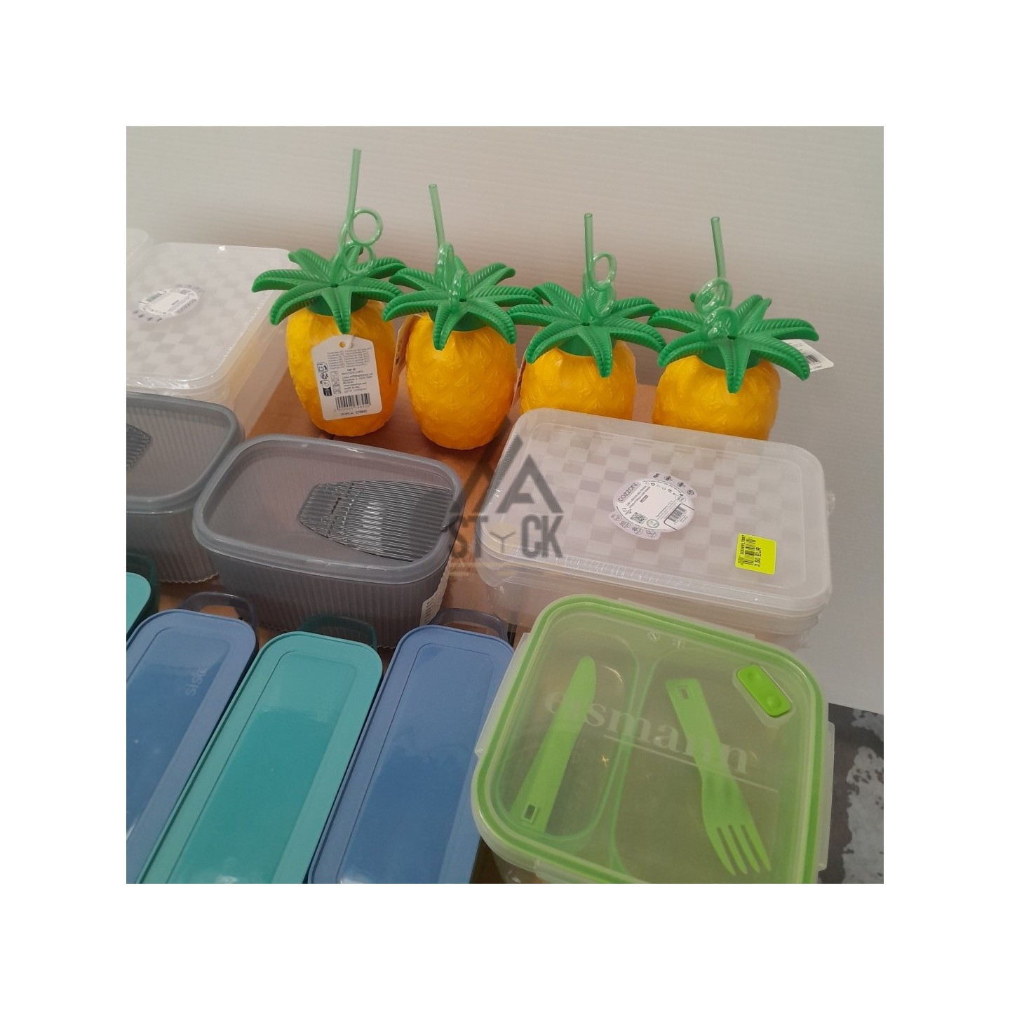 VAISSELLE PLASTIQUE - 200 pièces