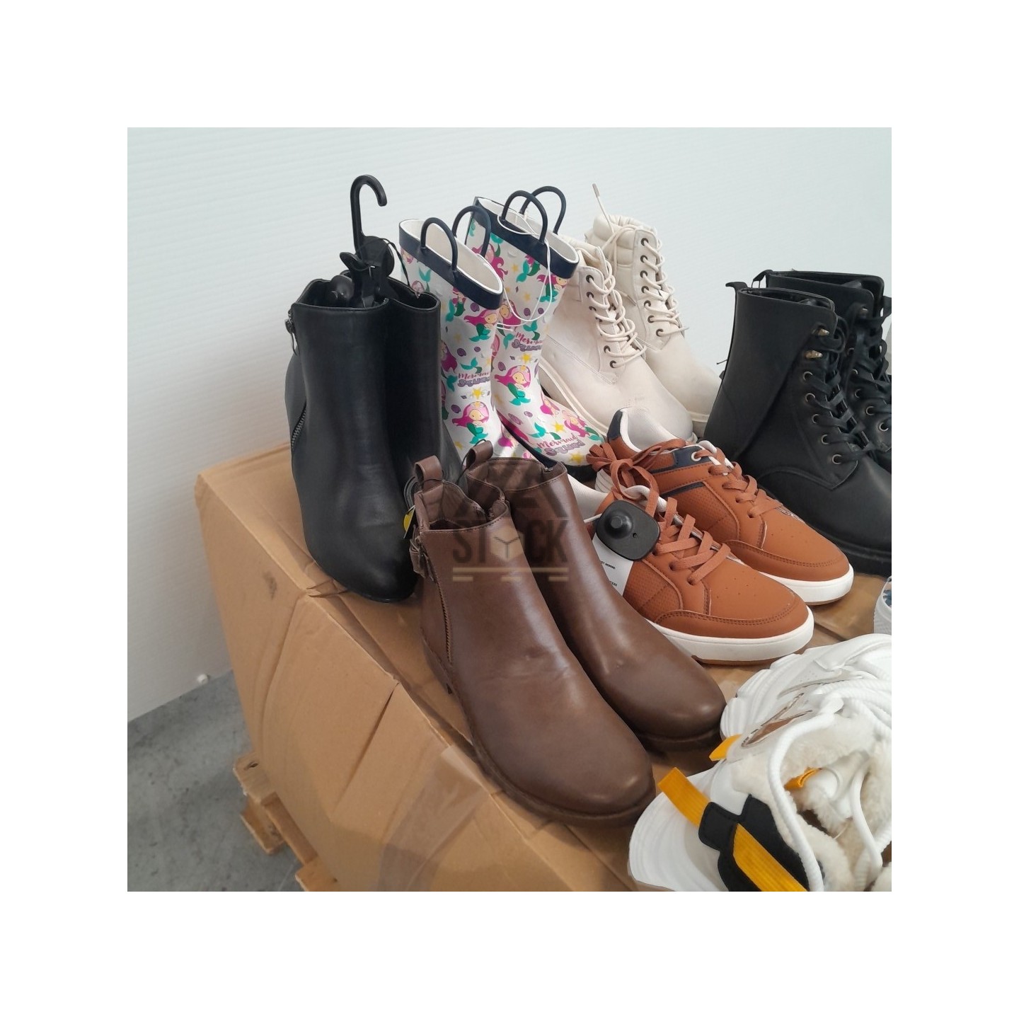 CHAUSSURES -  60 paires