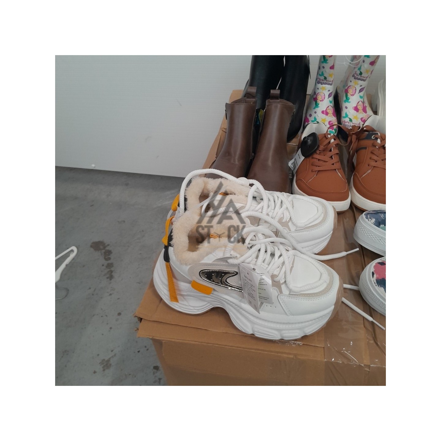 CHAUSSURES -  60 paires