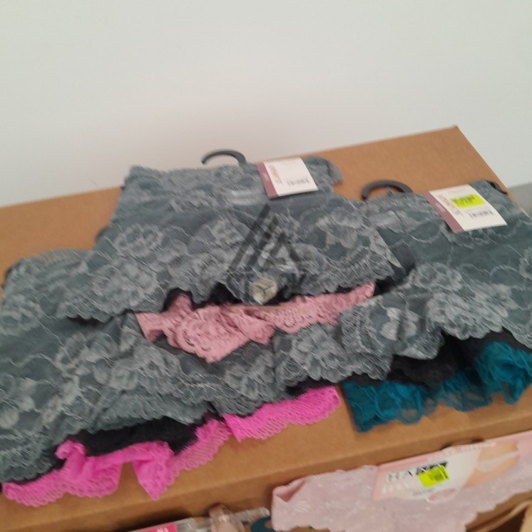 SOUS VETEMENTS FEMME - 200 pièces