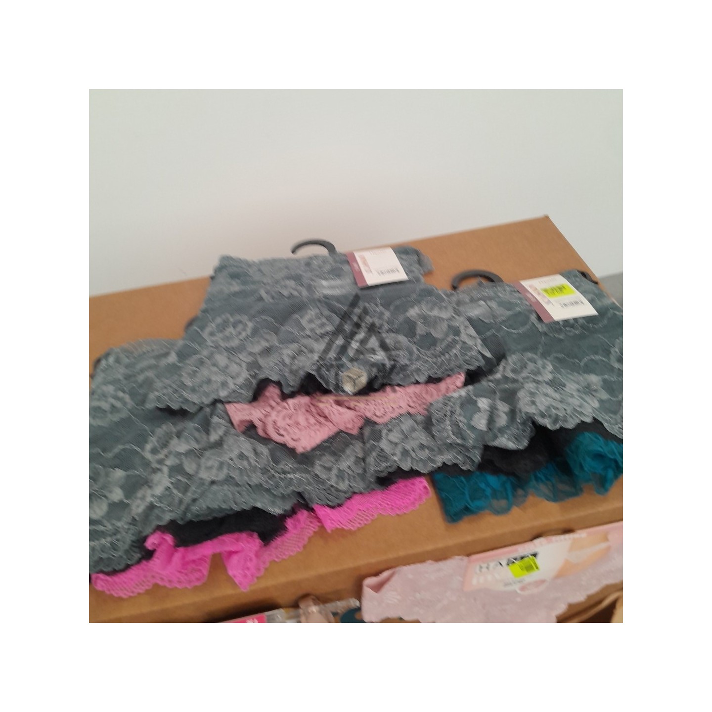 SOUS VETEMENTS FEMME - 200 pièces