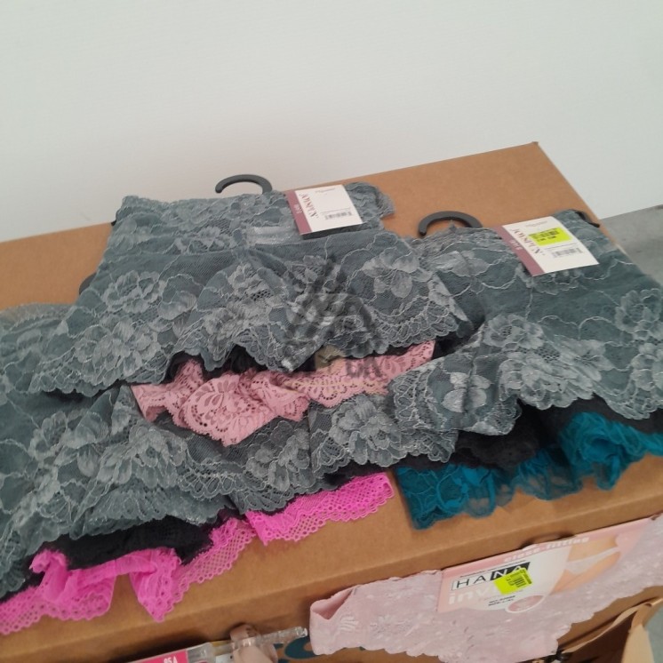 SOUS VETEMENTS FEMME - 200 pièces