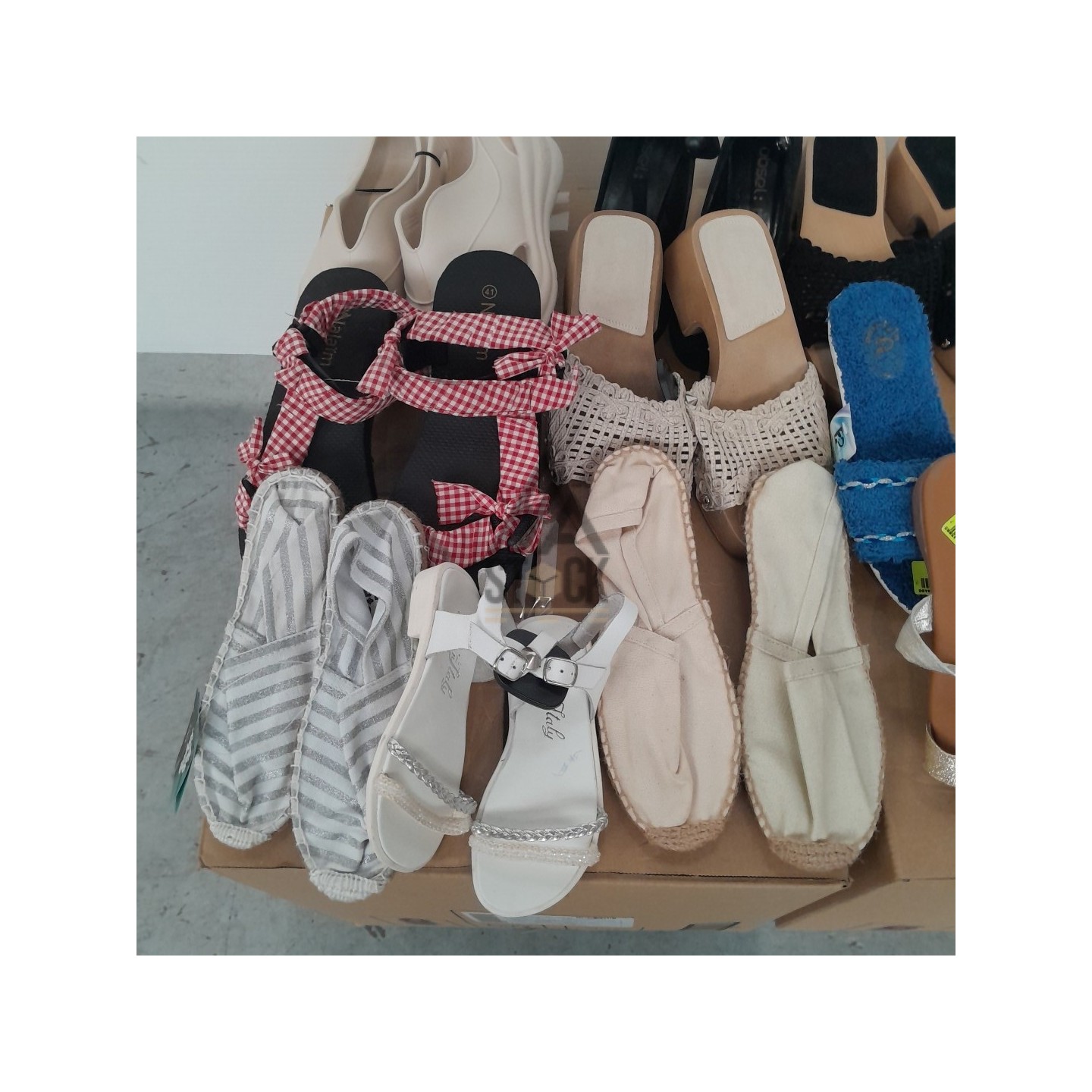 CHAUSSURES  ÉTÉ - 70 paires