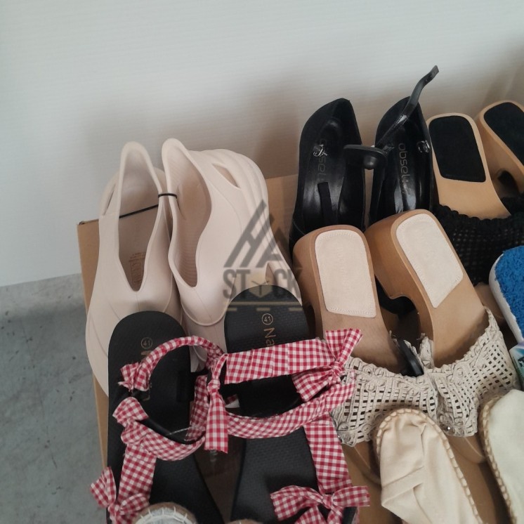 CHAUSSURES  ÉTÉ - 70 paires