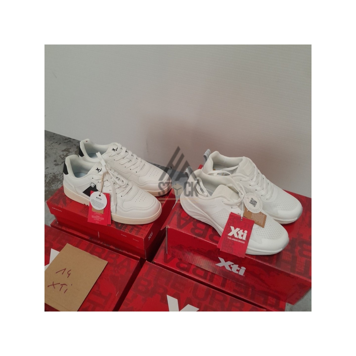 CHAUSSURE en boite - XTI  - 14 paires