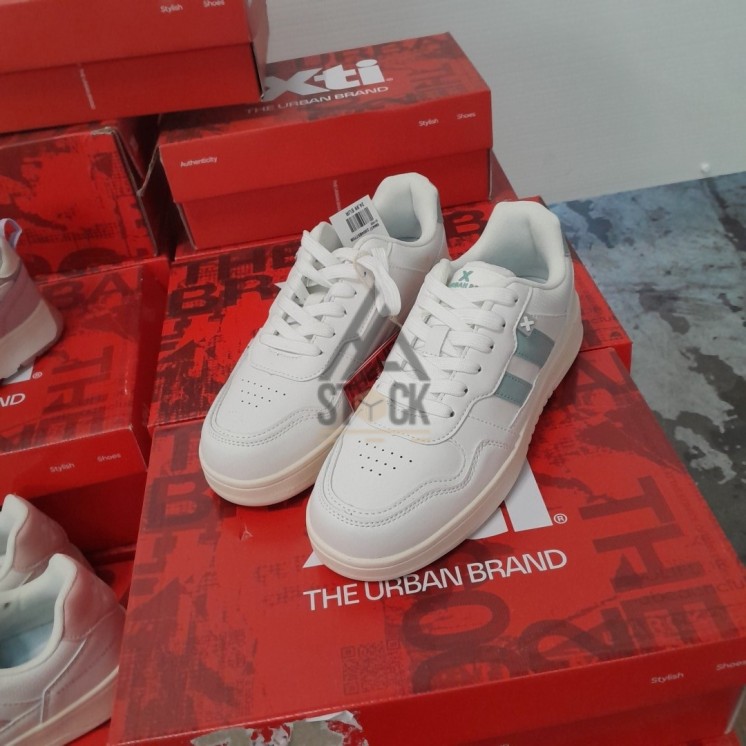 CHAUSSURE en boite - XTI  - 14 paires