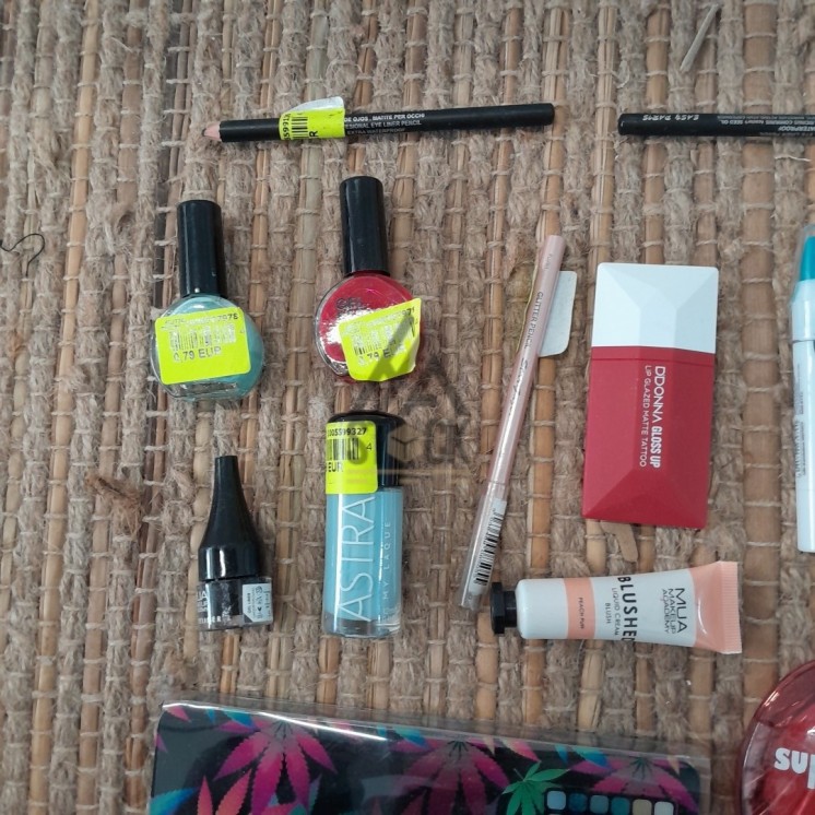 COSMÉTIQUE - 350 pièces