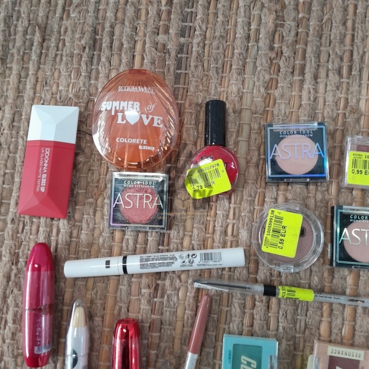 COSMÉTIQUE - 350 pièces