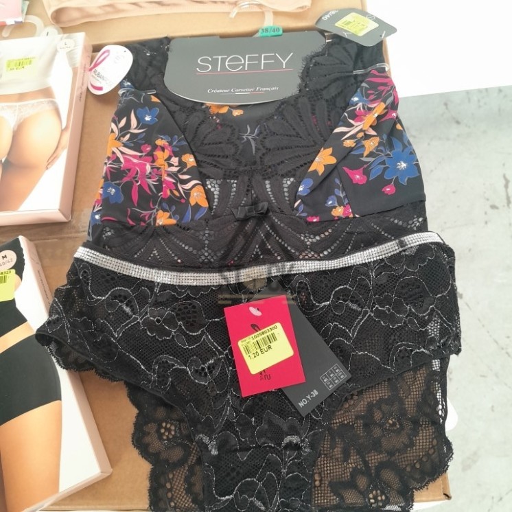 SOUS VETEMENTS FEMME - 210 pièces