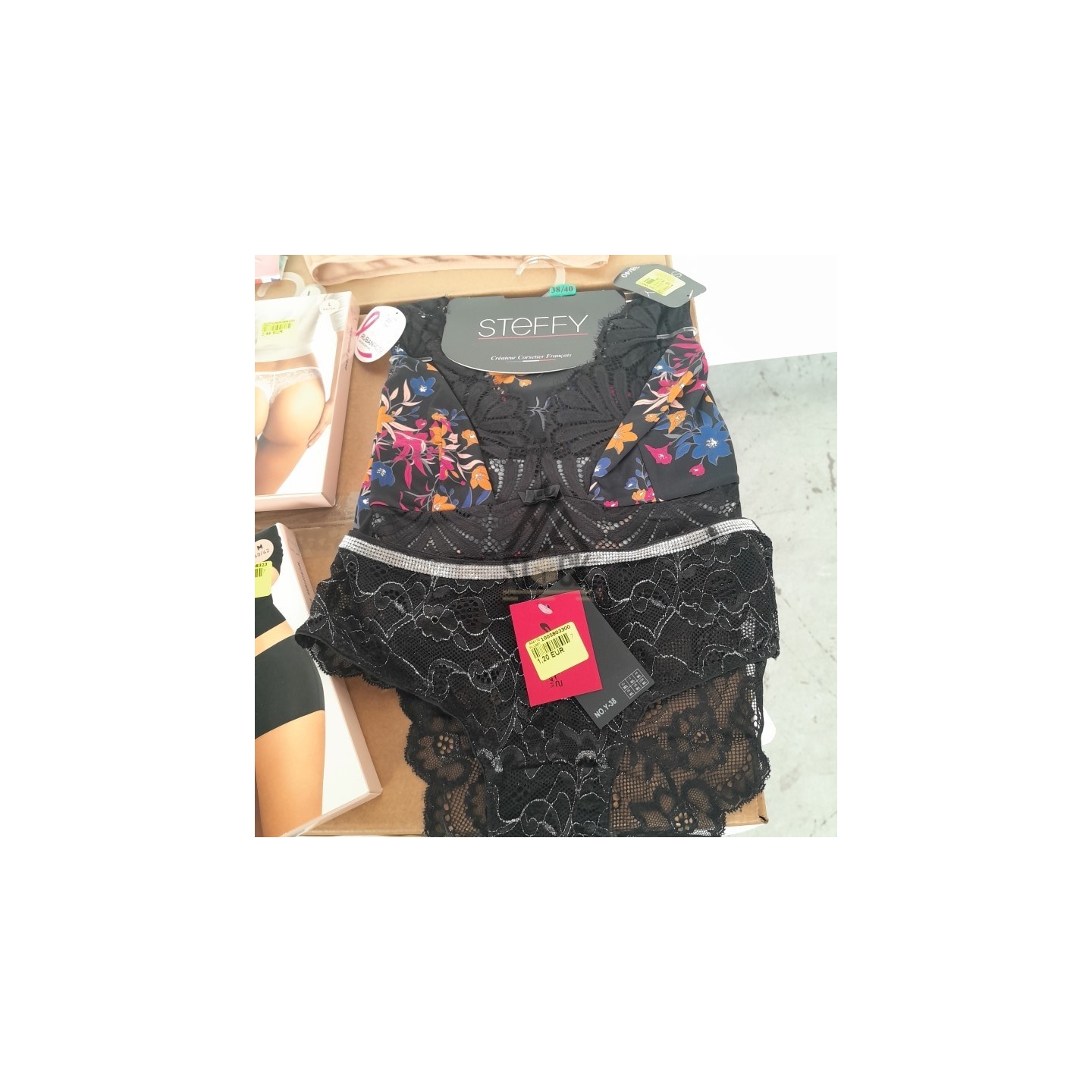 SOUS VETEMENTS FEMME - 210 pièces