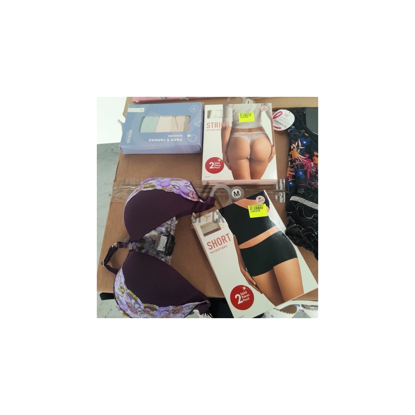 SOUS VETEMENTS FEMME - 210 pièces