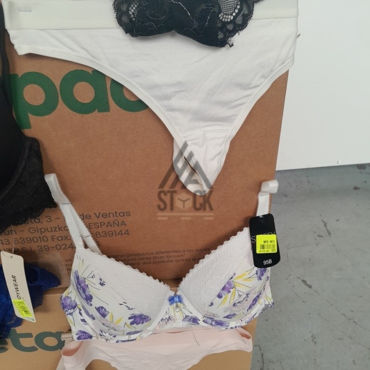 SOUS VETEMENTS FEMME - 210 pièces