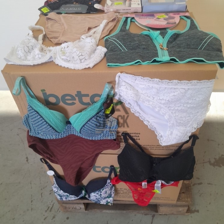 SOUS VETEMENTS FEMME - 210 pièces