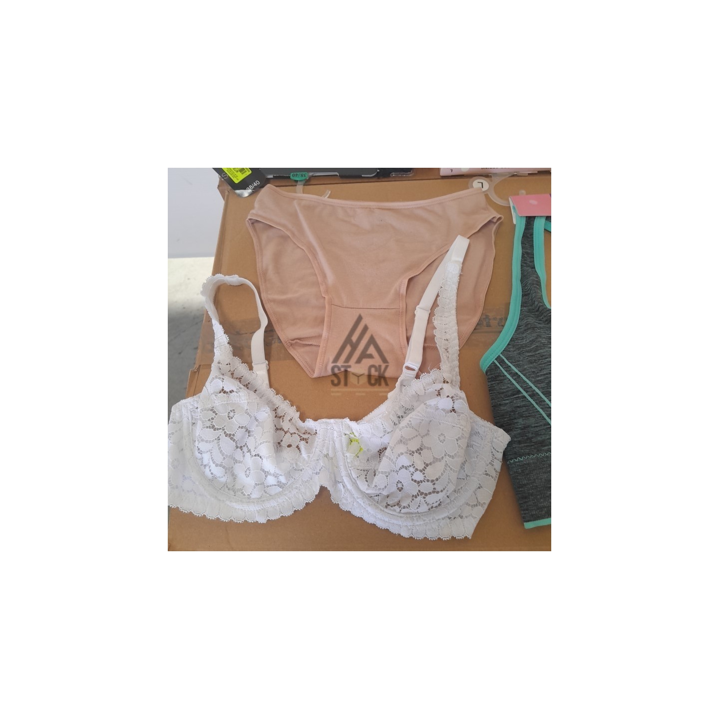 SOUS VETEMENTS FEMME - 210 pièces