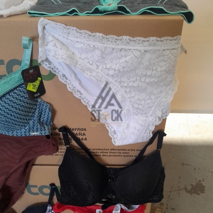 SOUS VETEMENTS FEMME - 210 pièces