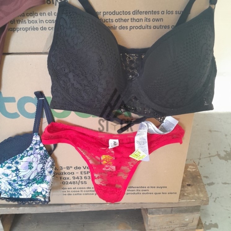 SOUS VETEMENTS FEMME - 210 pièces