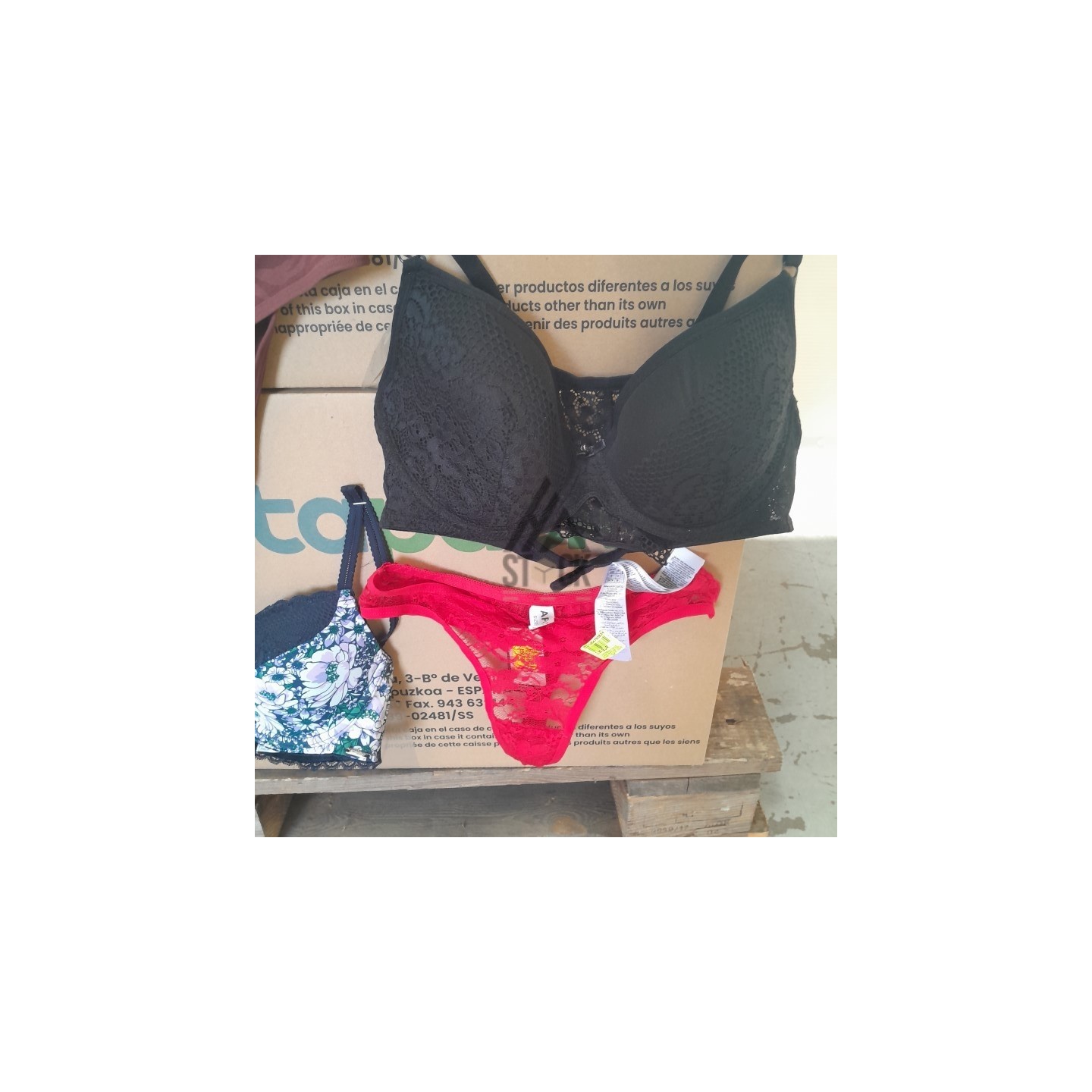 SOUS VETEMENTS FEMME - 210 pièces