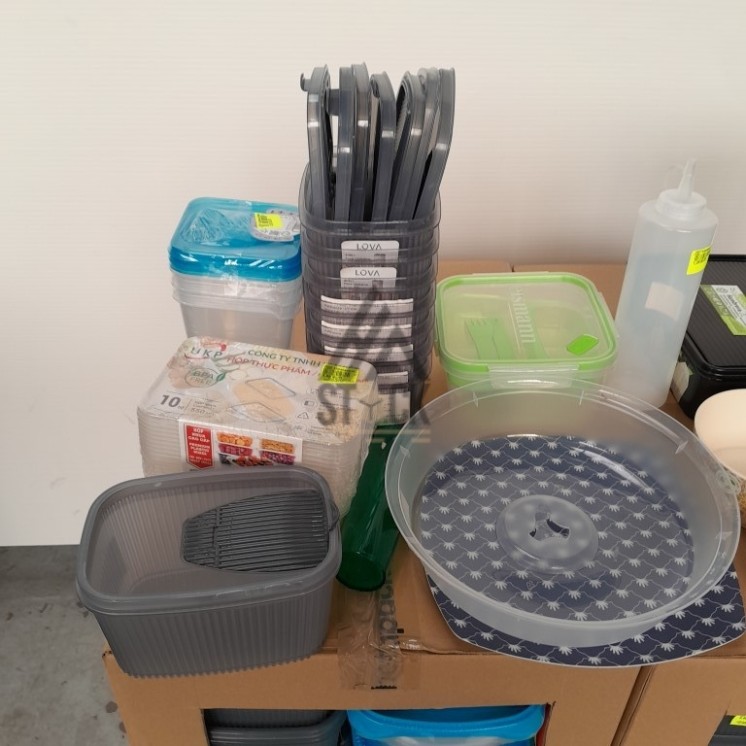 VAISSELLE PLASTIQUE - 210 pièces