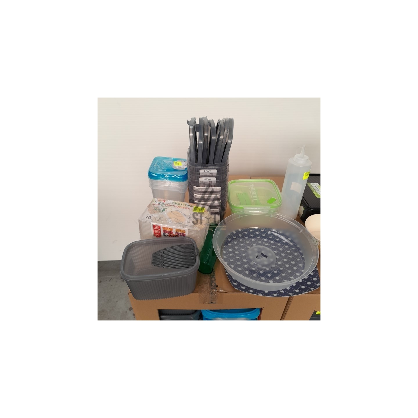 VAISSELLE PLASTIQUE - 210 pièces