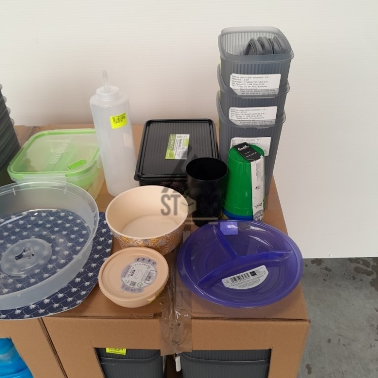 VAISSELLE PLASTIQUE - 210 pièces