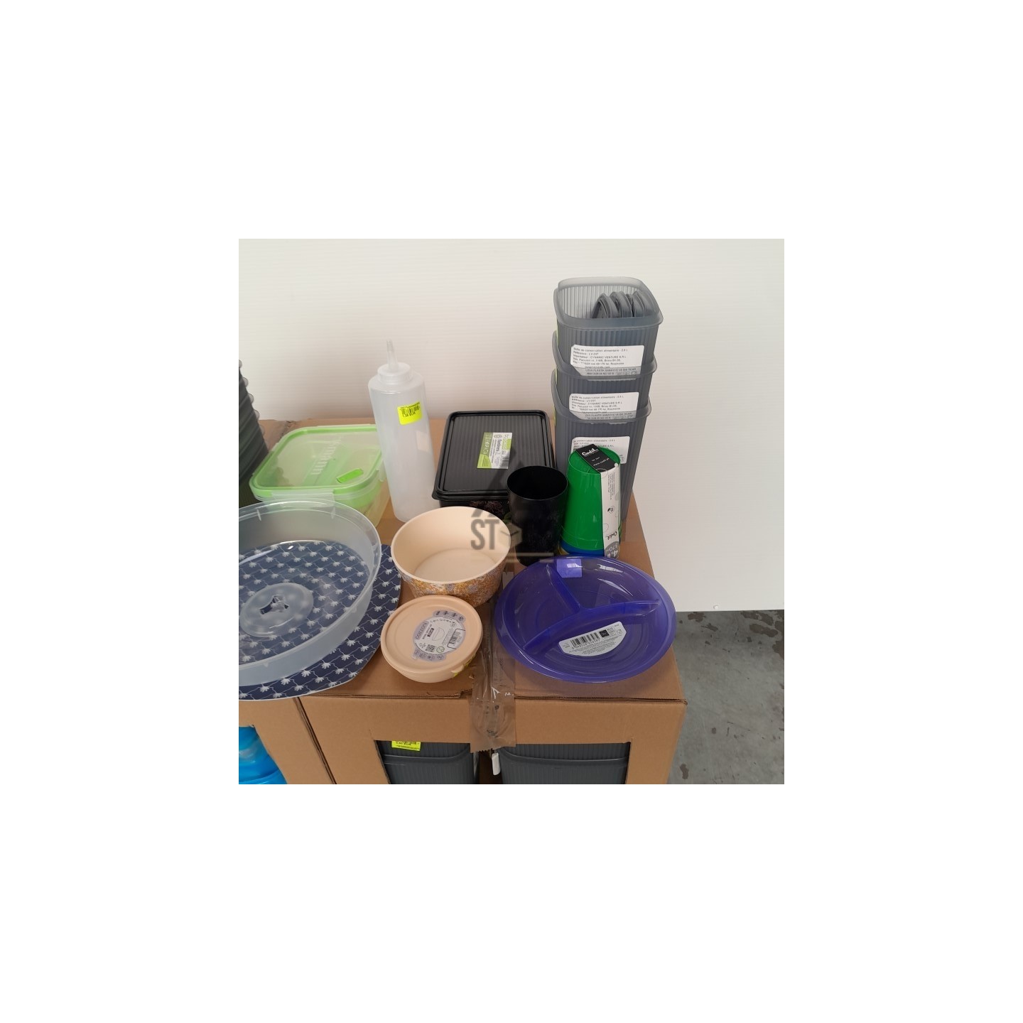 VAISSELLE PLASTIQUE - 210 pièces