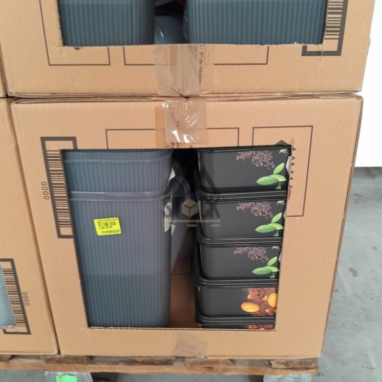 VAISSELLE PLASTIQUE - 210 pièces