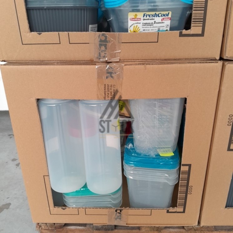 VAISSELLE PLASTIQUE - 210 pièces