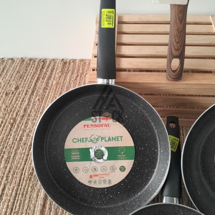 Poêles - 17 pièces