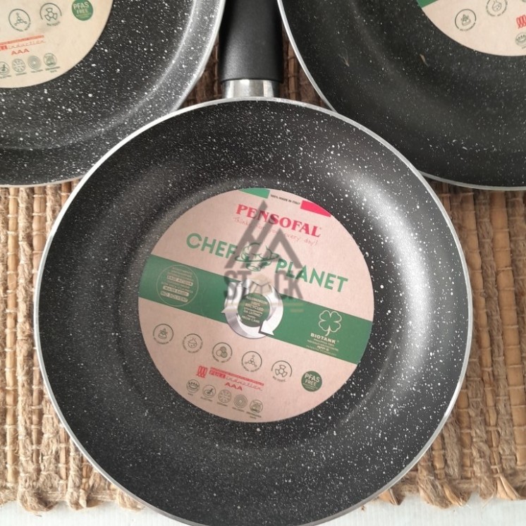 Poêles - 17 pièces