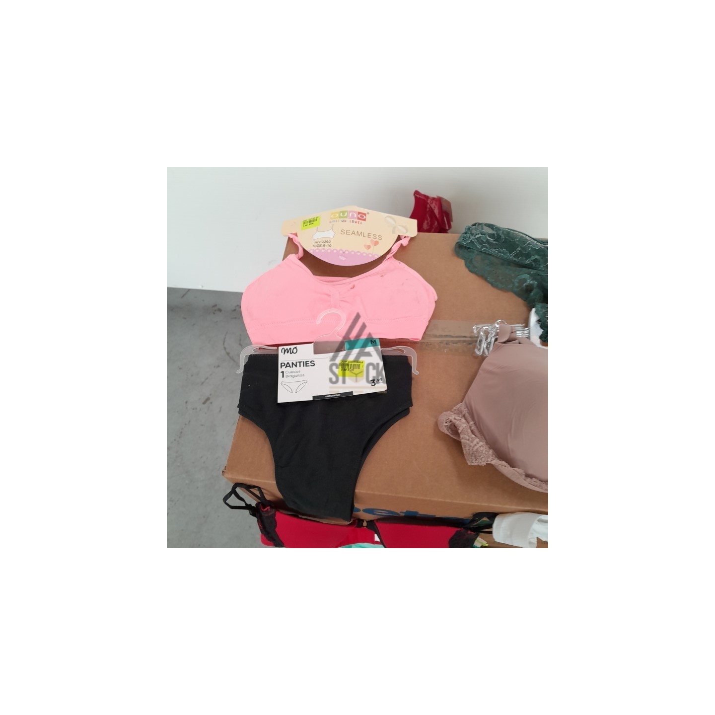 SOUS VETEMENTS FEMME - 220 pièces