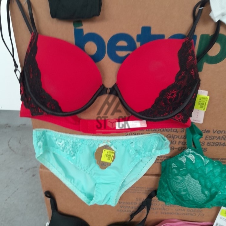 SOUS VETEMENTS FEMME - 220 pièces