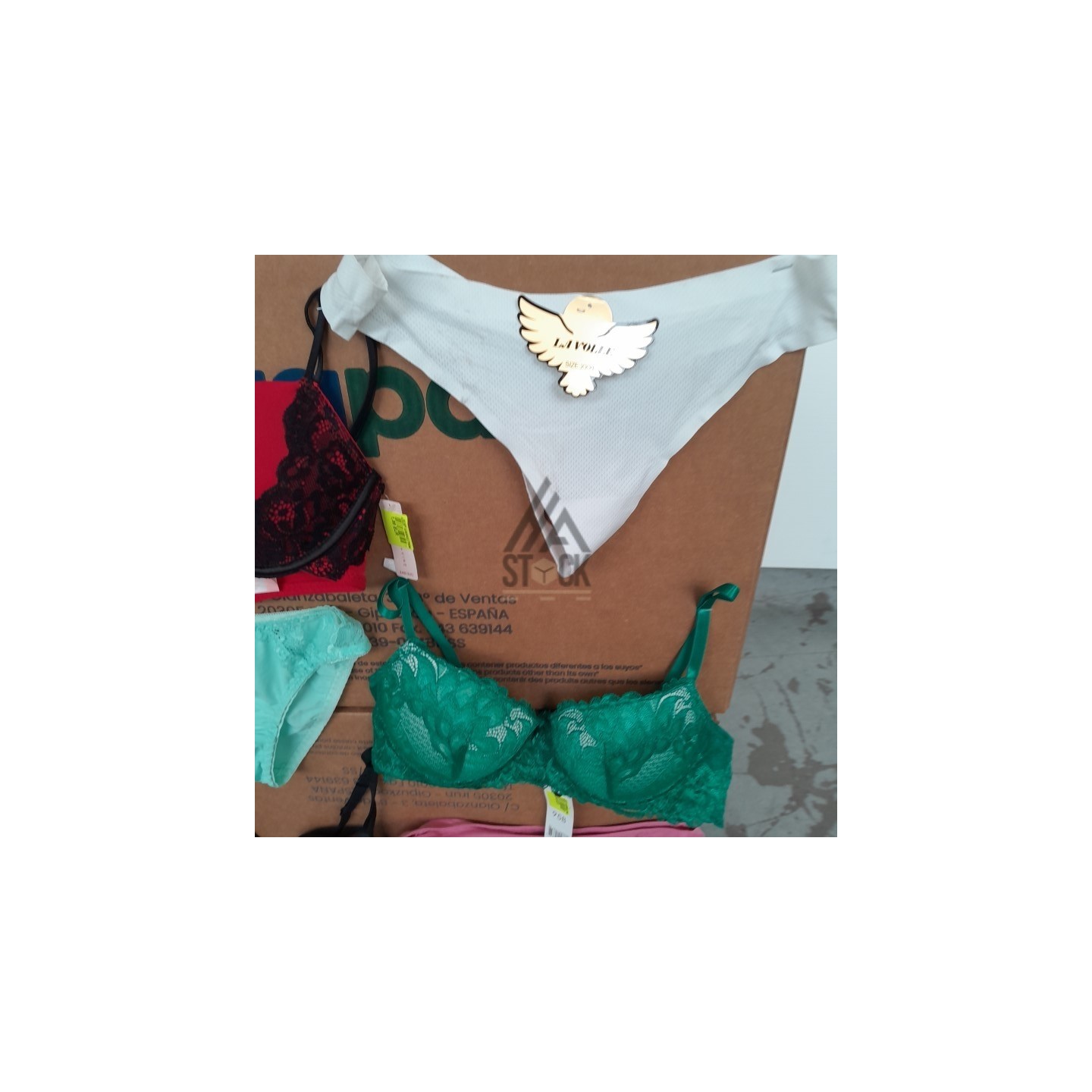 SOUS VETEMENTS FEMME - 220 pièces