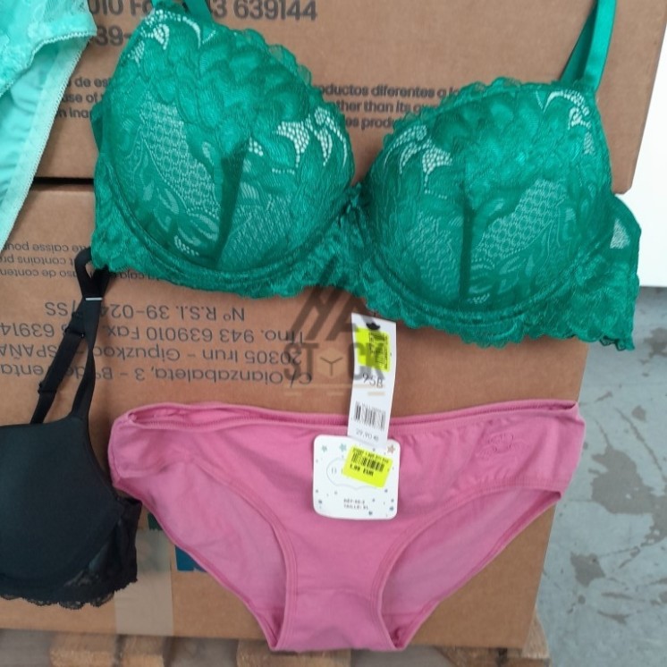 SOUS VETEMENTS FEMME - 220 pièces