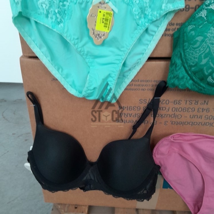 SOUS VETEMENTS FEMME - 220 pièces