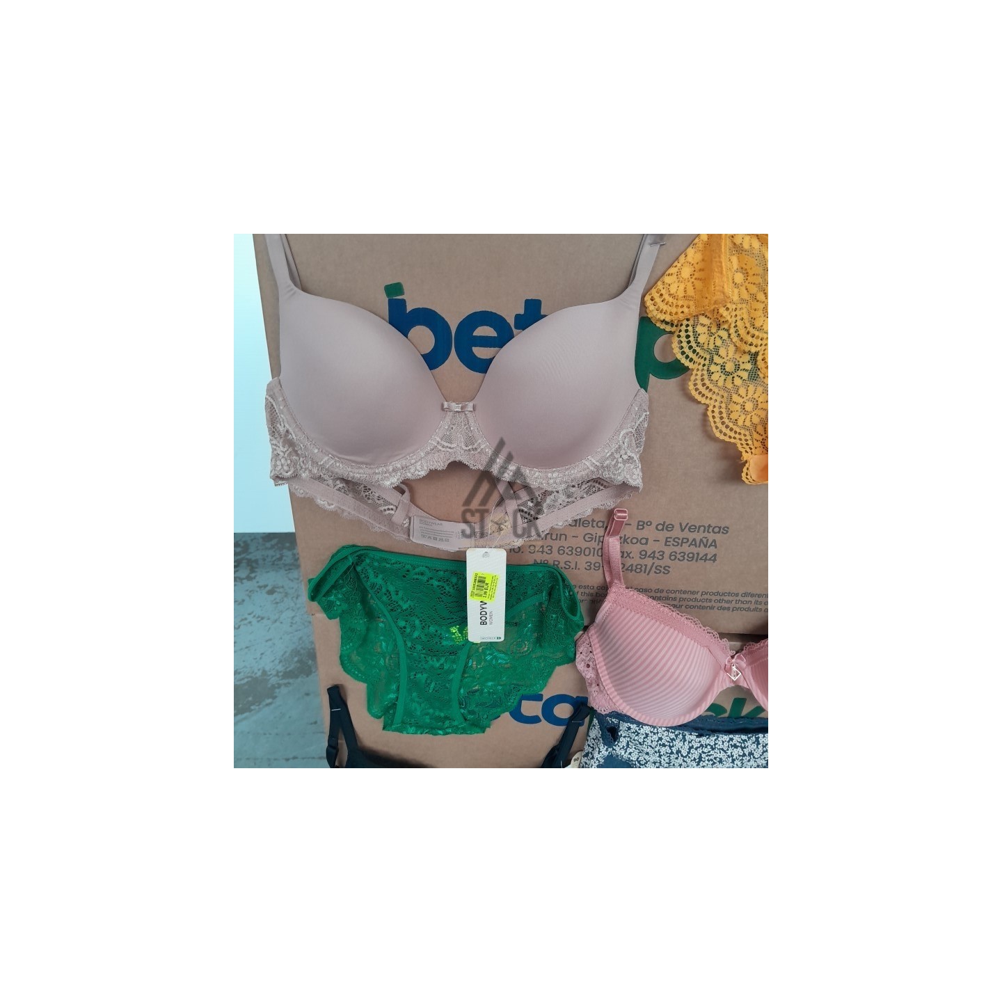 SOUS VETEMENTS FEMME - 210 pièces